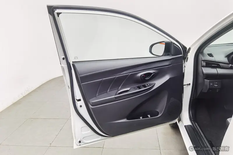 Toyota Yaris L — фото 16