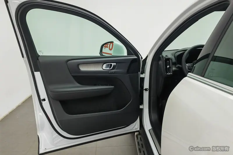 Volvo XC40 — фото 17