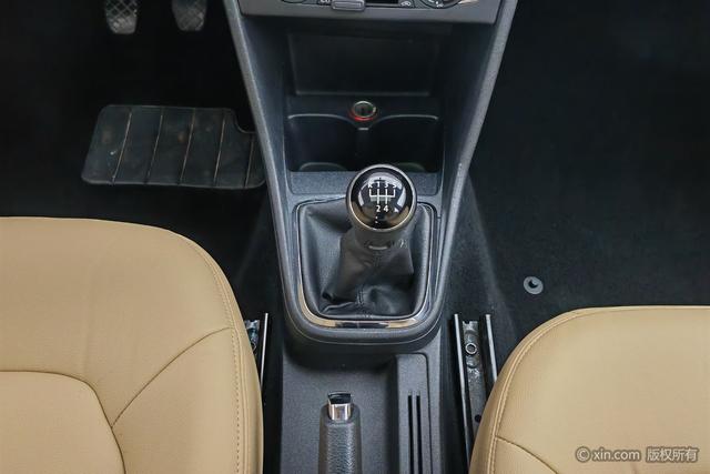 Volkswagen Jetta 2015 1.6 L MTComfort — фото 15