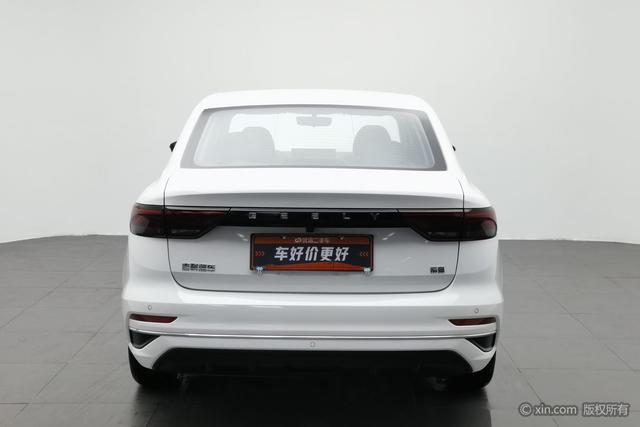 Geely Emgrand 2025 4 1.5 L MT — фото 3