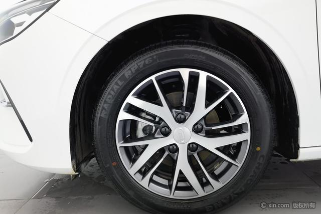 Geely Emgrand 2025 4 1.5 L MT — фото 8