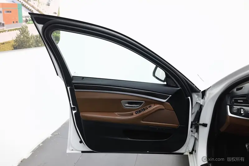 BMW 5 Series — фото 17