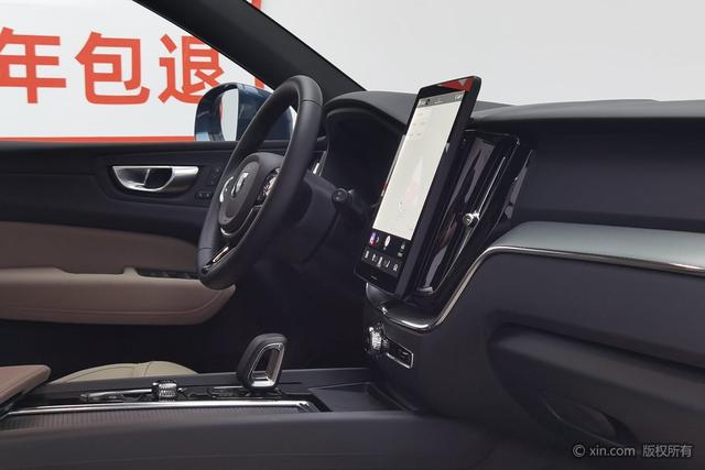 Volvo XC60 2026 B 5 4 WD — фото 13