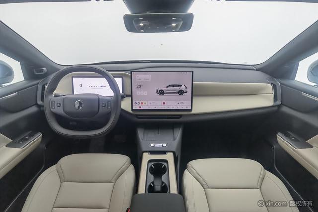 Volvo XC70 2026 4 WD Core — фото 13