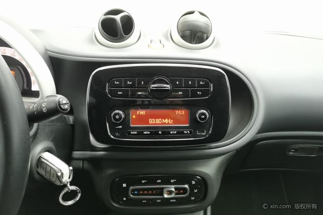 smart fortwo 2015 1.0 L 52 — фото 12