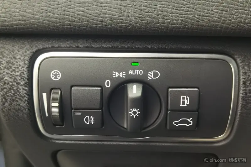 Volvo XC60 — фото 11