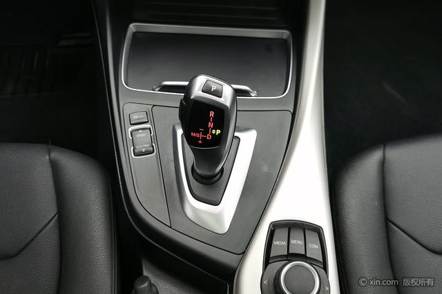 BMW 1-Series 2018 118i Leading — фото 15