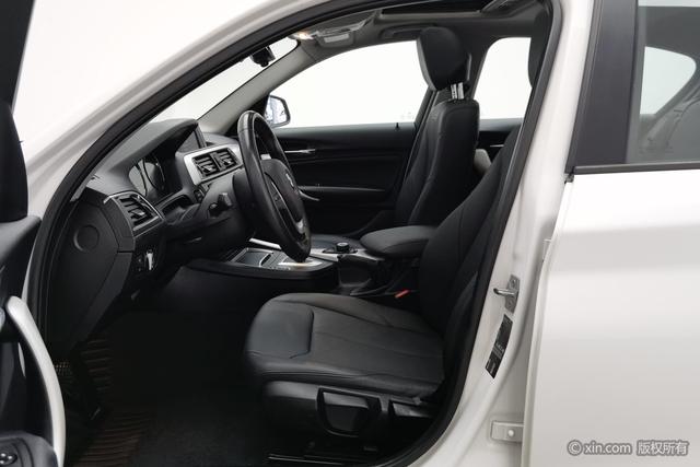 BMW 1-Series 2018 118i Leading — фото 17