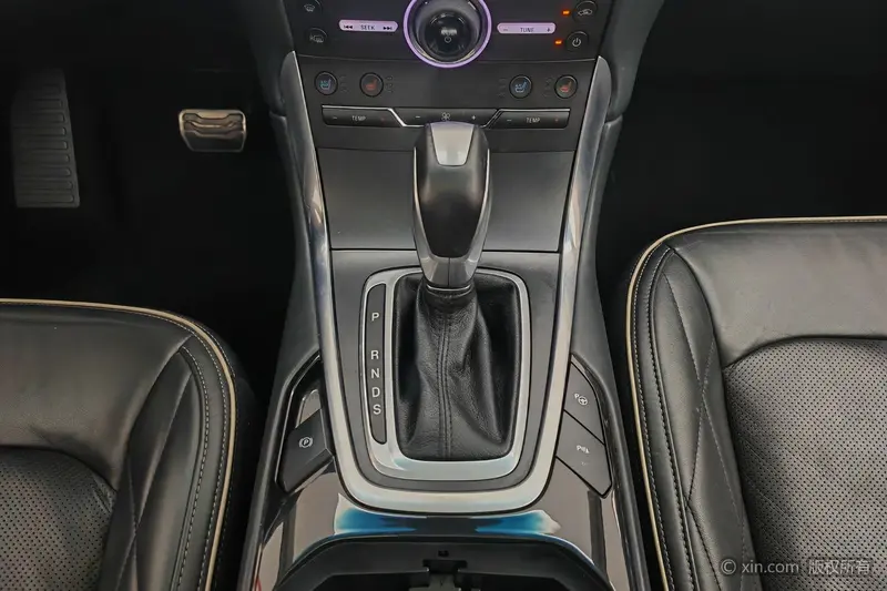 Ford Edge — фото 10