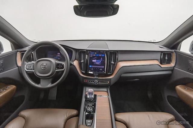 Volvo XC60 — фото 13