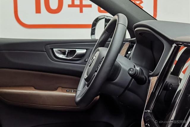Volvo XC60 — фото 11