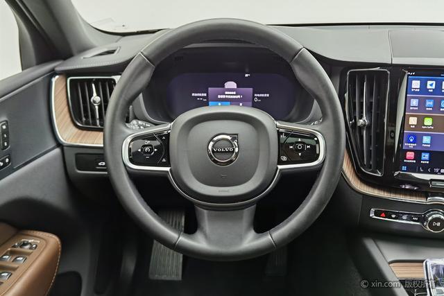 Volvo XC60 — фото 14