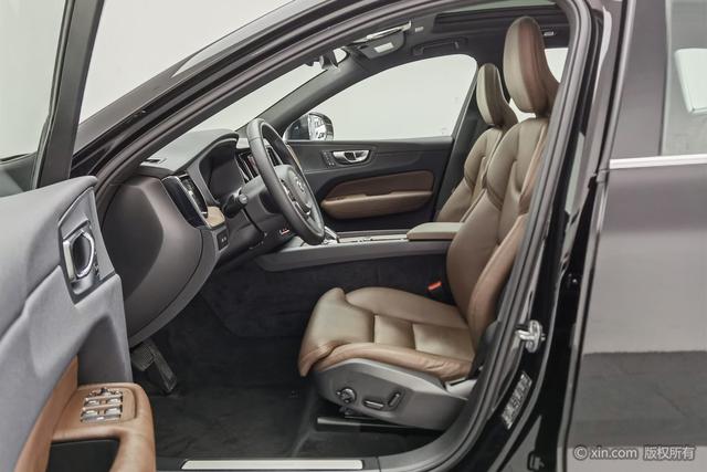 Volvo XC60 — фото 17