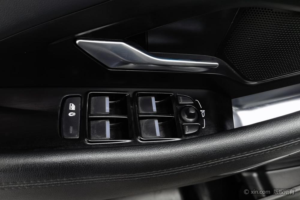 Jaguar E-PACE, фото 23