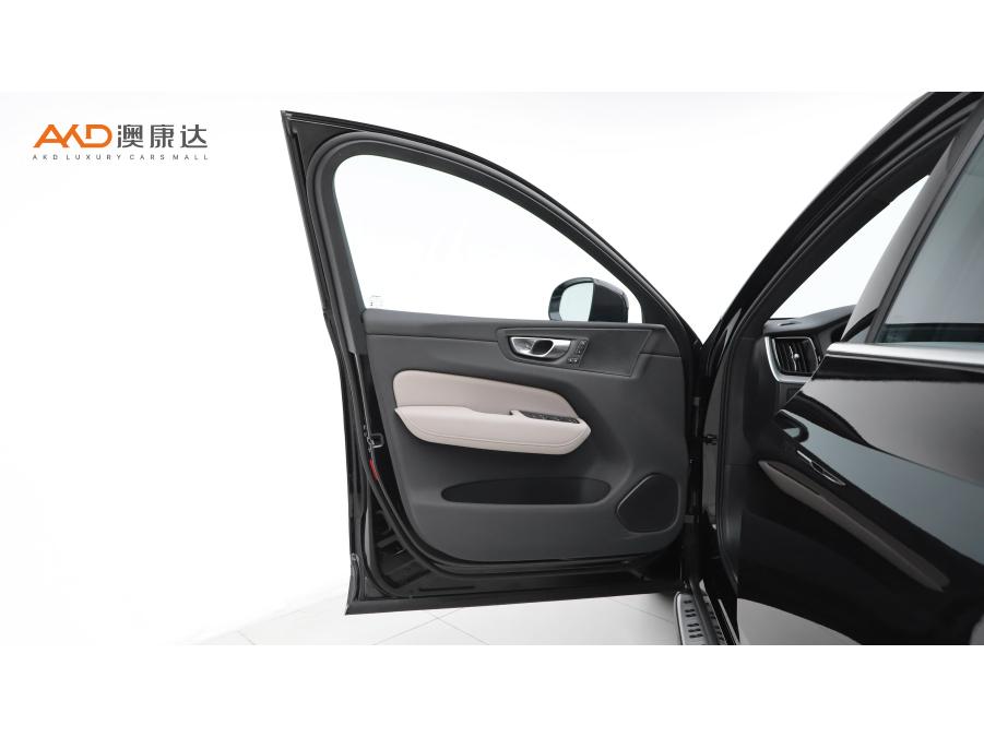 Volvo XC60 2026 B5 Luxury