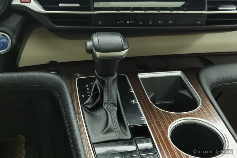 Toyota Granvia — фото 10