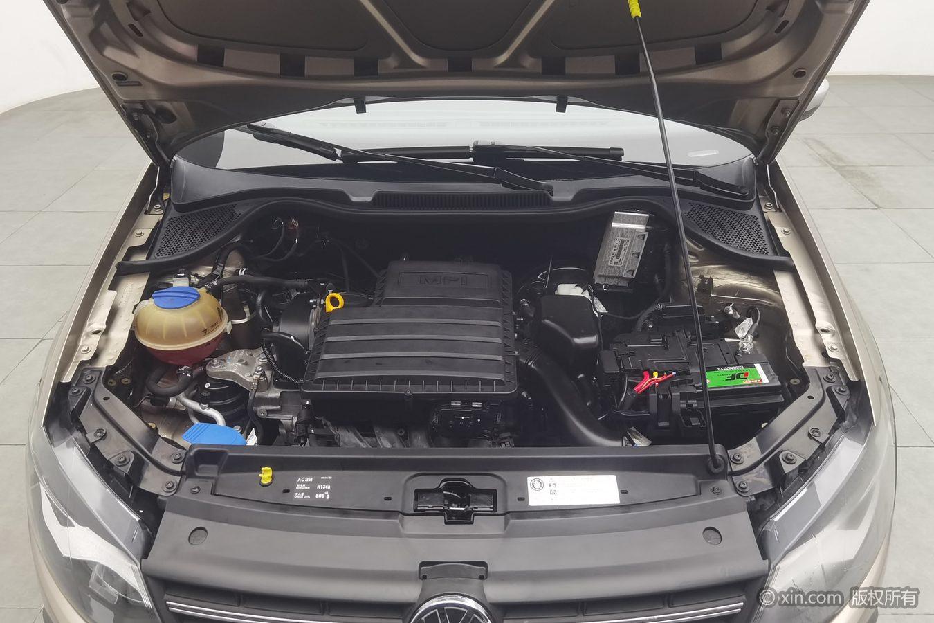 Volkswagen Polo 2014 1.6L Cross POLO AT