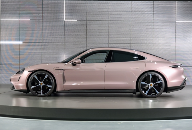 从外观上来讲,依旧使用保时捷家族式风格处理,脸部看上去比较低趴